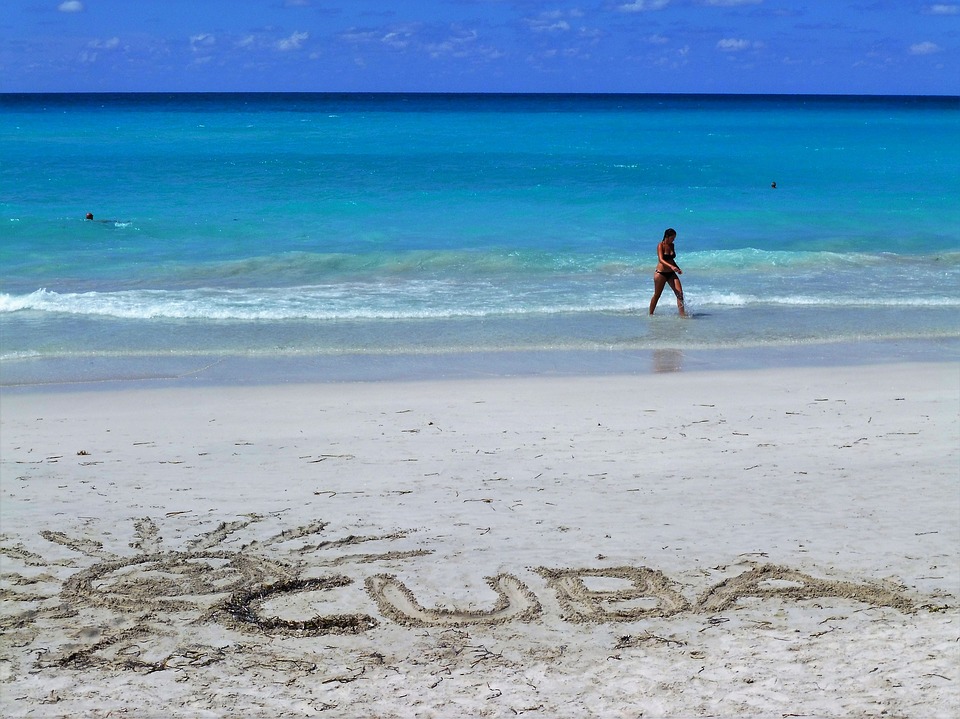 persona se baña en la playa de Varadero en Cuba