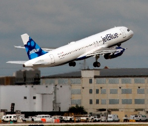 Esperan que JetBlue reemplace a American Eagle si esta aerolínea deja Puerto Rico en 2013