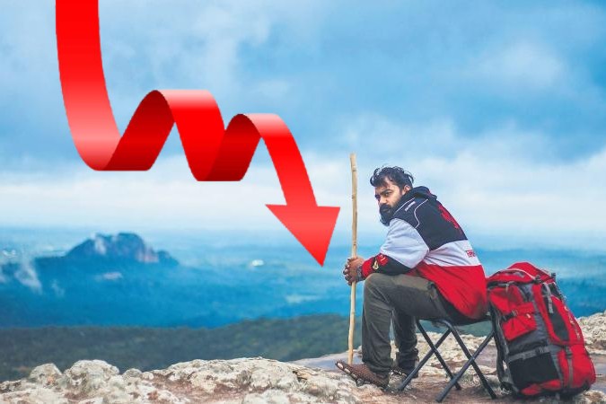 hombre solo en montaña y gráfico de descenso