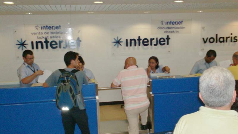 Interjet evalúa dejar de cobrar primera maleta 