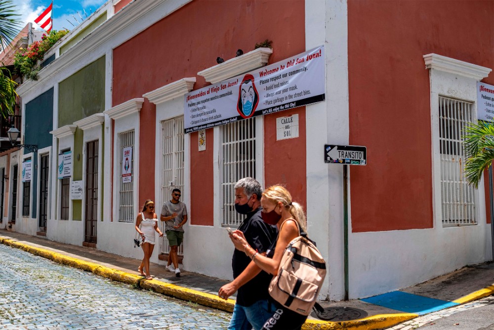 pareja camina con mascarillas por San Juan, Puerto Rico