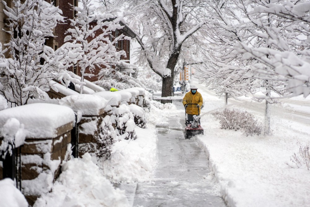 hombre intenta palear la nieve en Denver