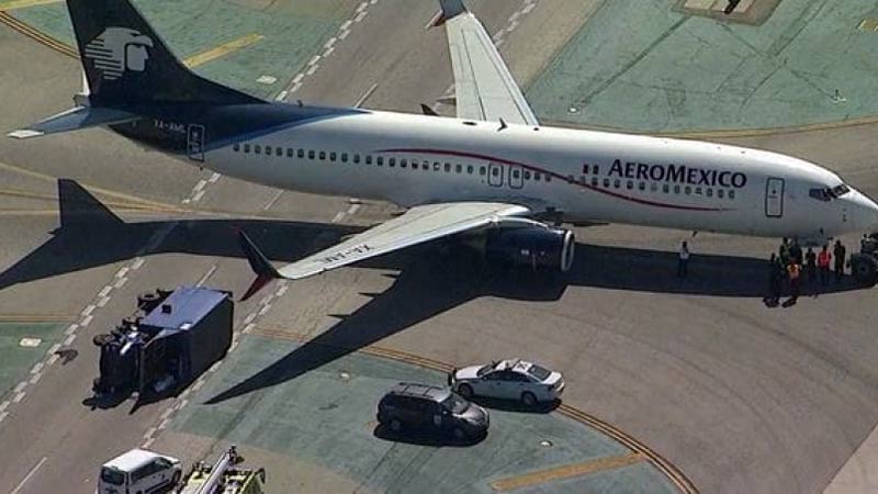 Nave de Aeromexico choca con camión en aeropuerto de Los Ángeles