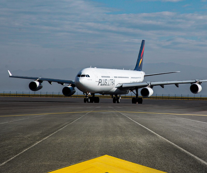 avión de Plus Ultra en la pista