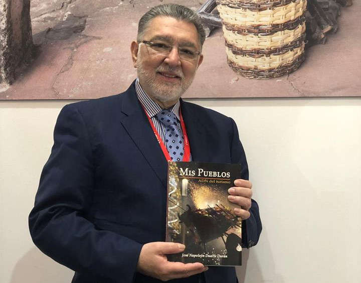 presentacion del libro Mis pueblos el ADN del turismo por Joseé Napoleon Duarte