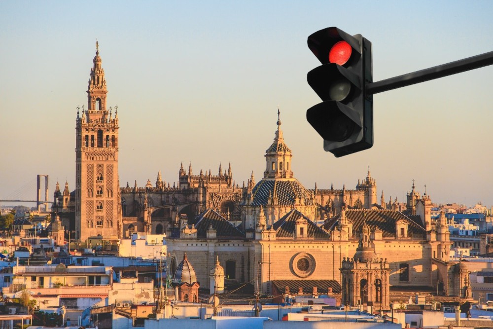 España y un semáforo a la derecha con a luz roja encendida