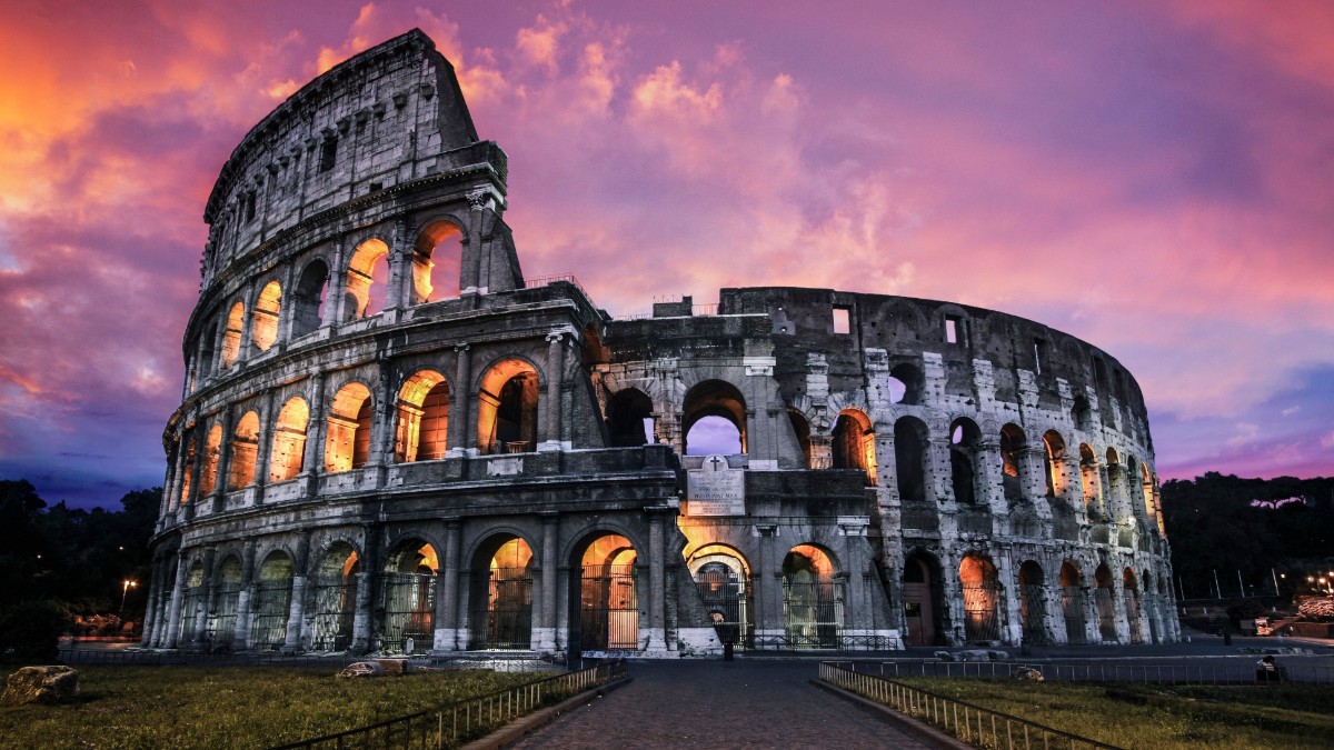 coliseo romano de noche