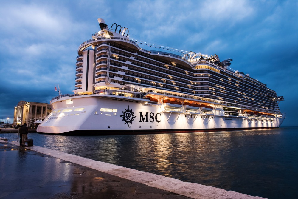 barco de MSC Cruceros fondeado