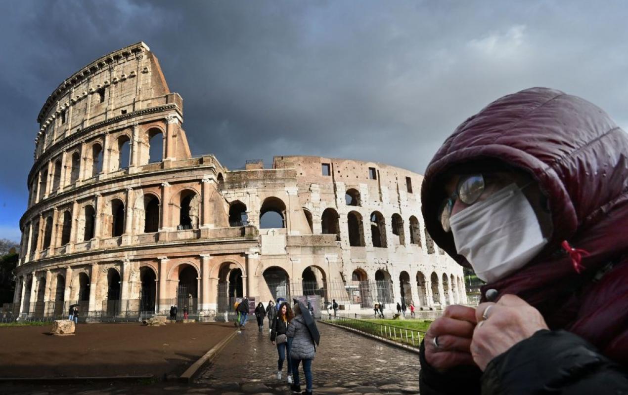 coliseo romano y hombre con mascarilla