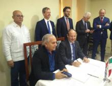 Firma de contrato T.O.M.A para construcción de hotel en Cuba