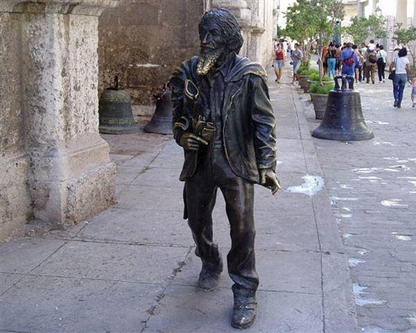 El caballero de París, estatua andante en La Habana Vieja