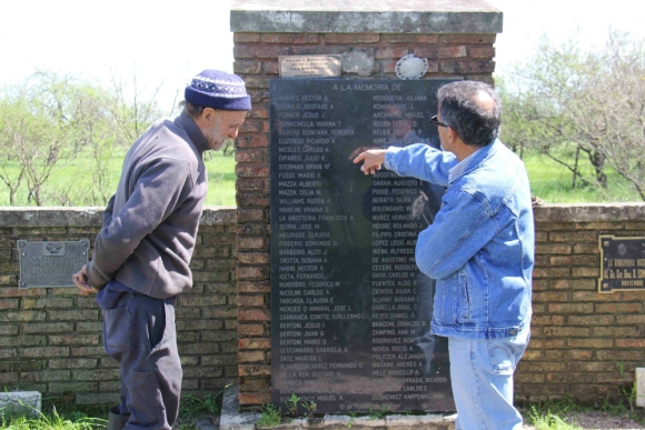 Memorial que recuerda a las 74 víctimas fatales del accidente del avión de Austral. Foto ASDFAS.jpeg