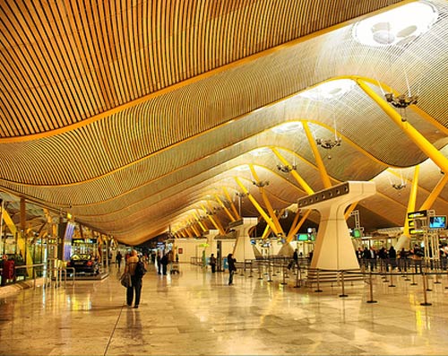 Ministro británico fuertemente cuestionado en WTM por Impuesto al Pasajero Aéreo