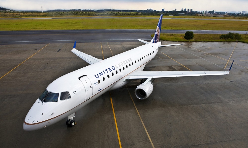 avión de United Airlines en la pista