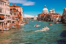 imagen de Venecia, Italia, desde uno de los canales