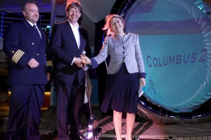 Carmen Riu fue madrina en bautizo del nuevo buque de cruceros de Hapag-Lloyd