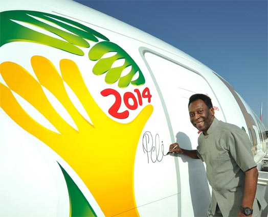 Un avión firmado por Pelé en la flota de Emirates