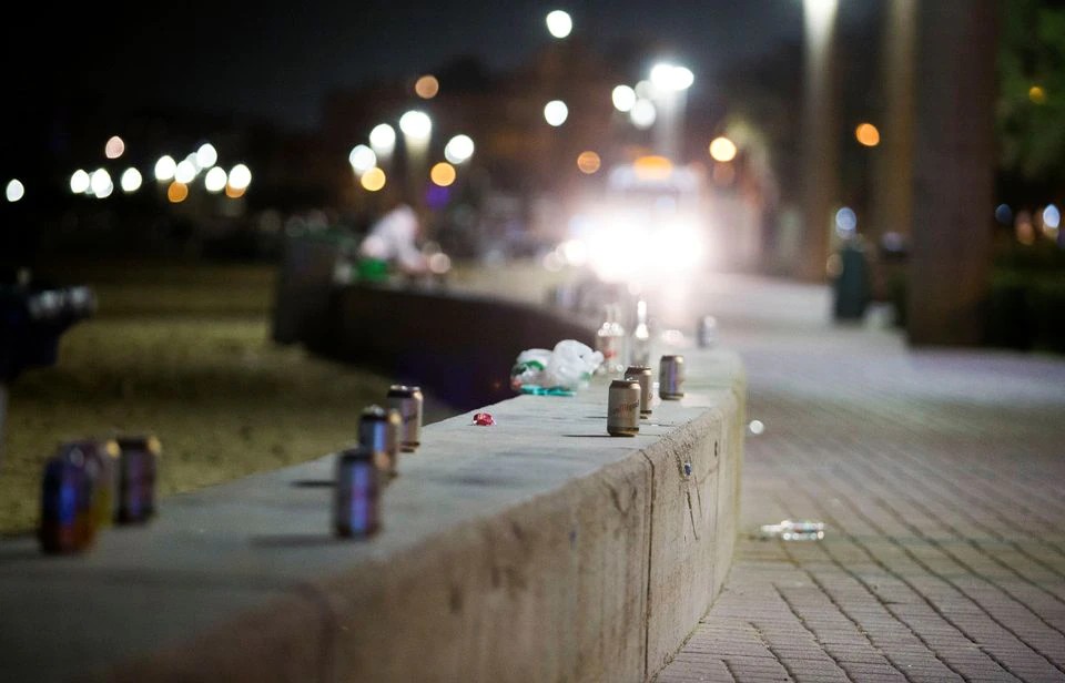 latas encima de un muro en Mallorca, el brote de Covid