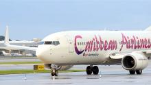 avión de Caribbean Airlines en la pista