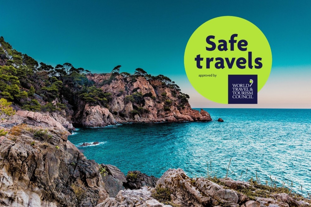 costa de Marbella y sello de Safe Travel del WTTC a la derecha