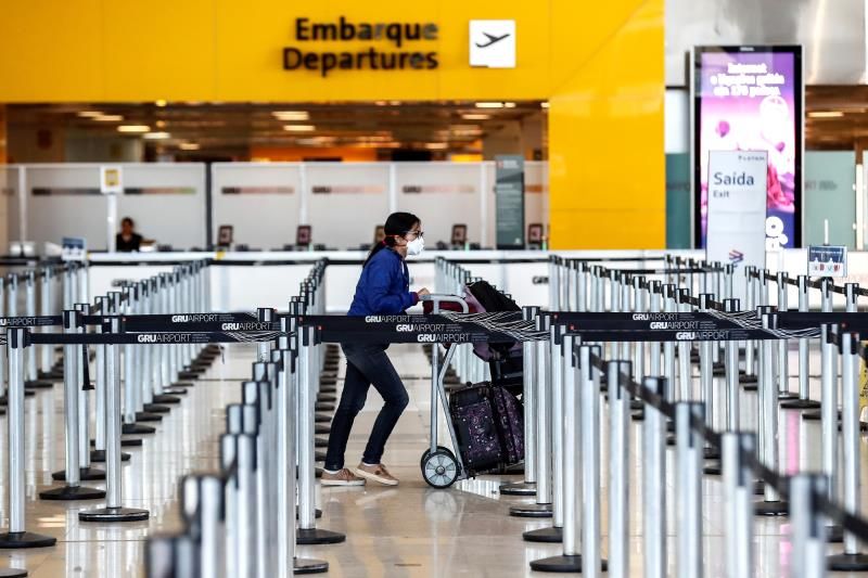 pasajera en un aeropuerto