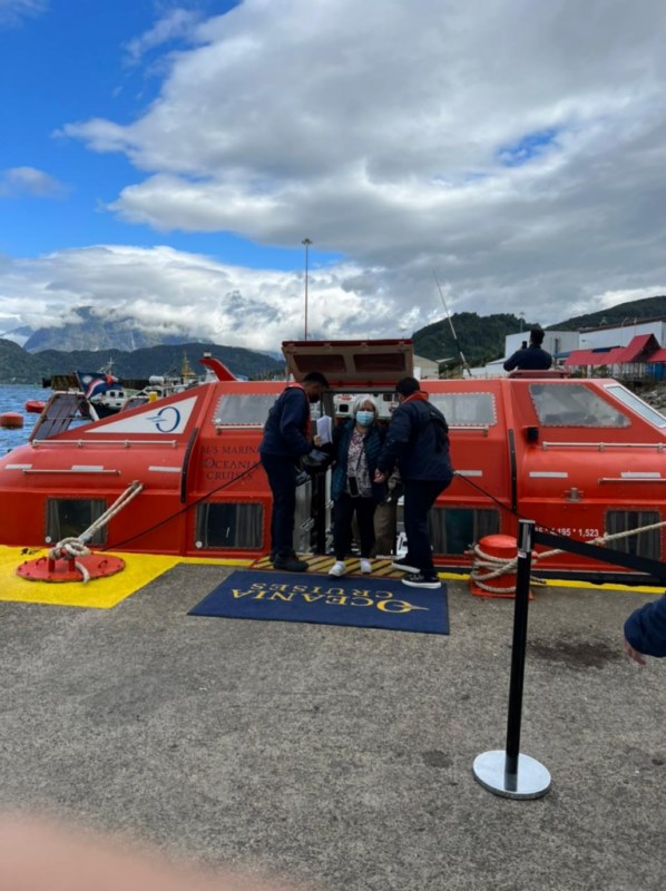 personas bajan de crucero en puerto Chacabuco