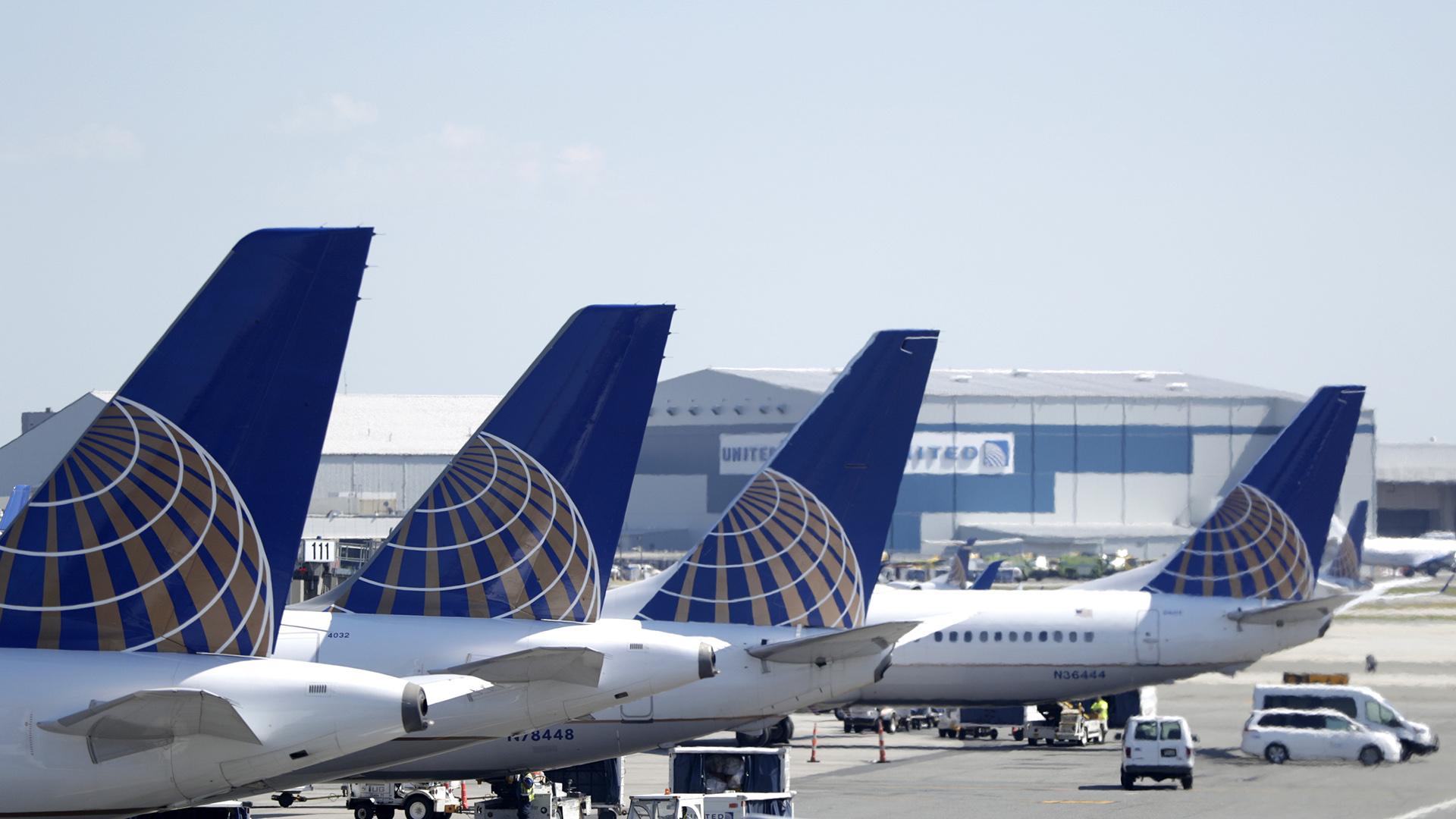 aviones de United en la pista