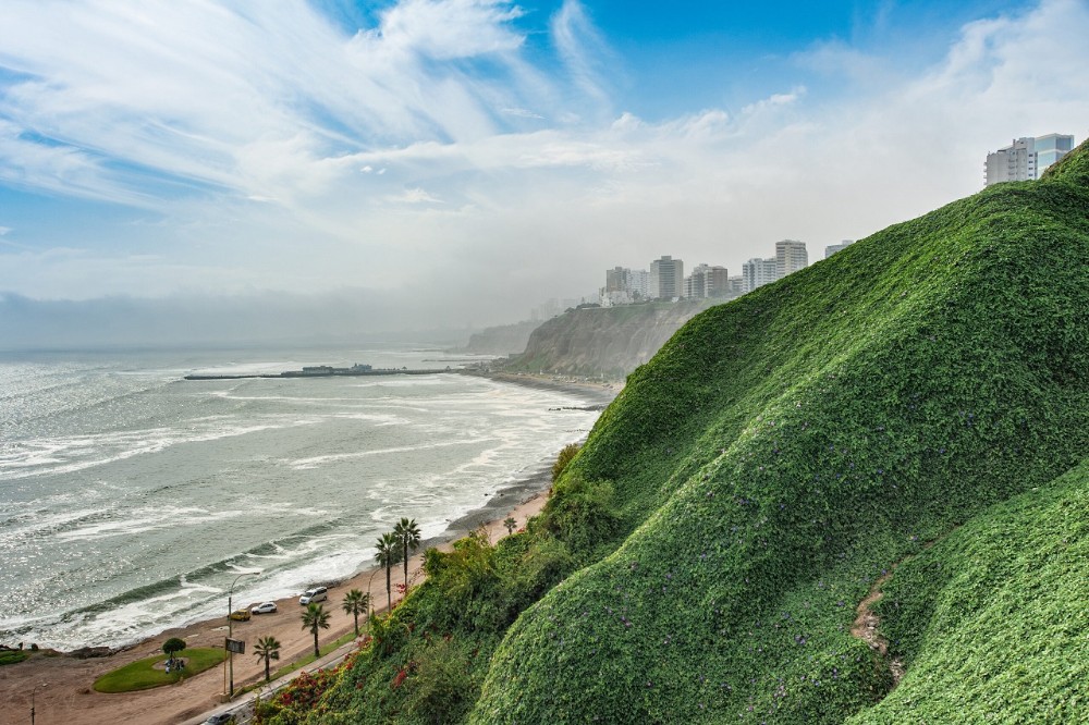 Perú, paisaje montañoso donde se ve el mar a la izquierda