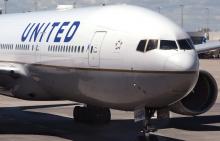 avión de United en la pista