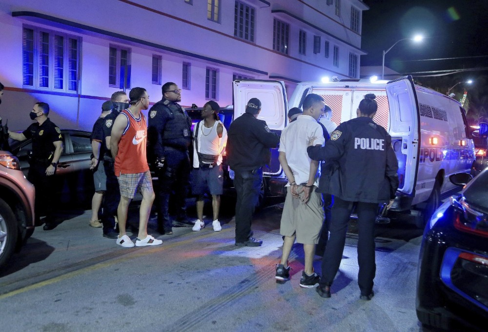 policía arresta a spring breakers en Miami Beach