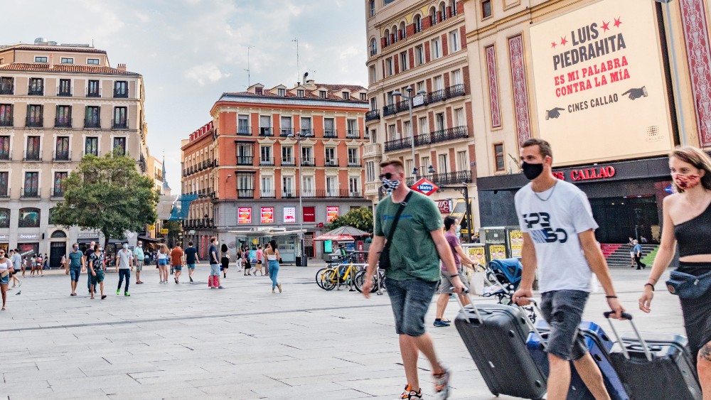 turistas por plaza de Madrid