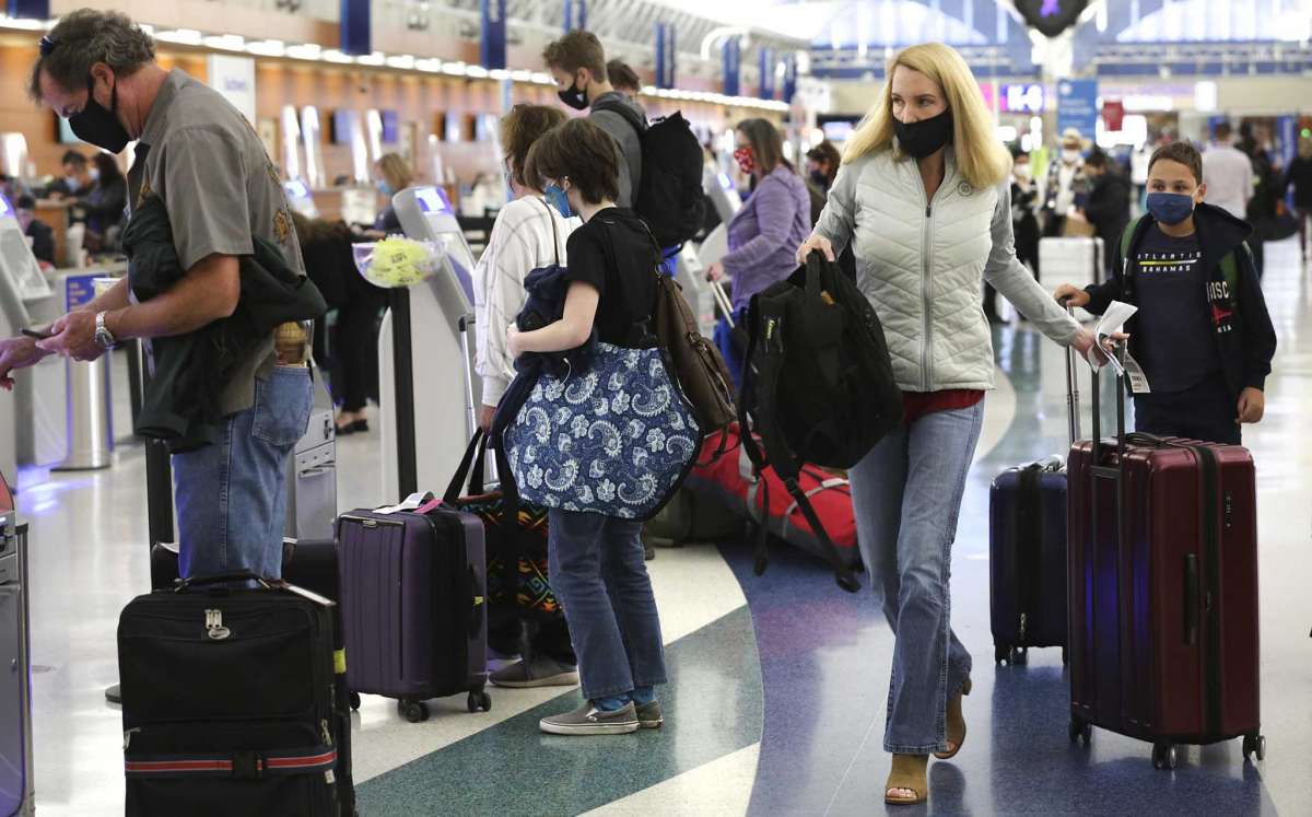 viajeros en un aeropuerto