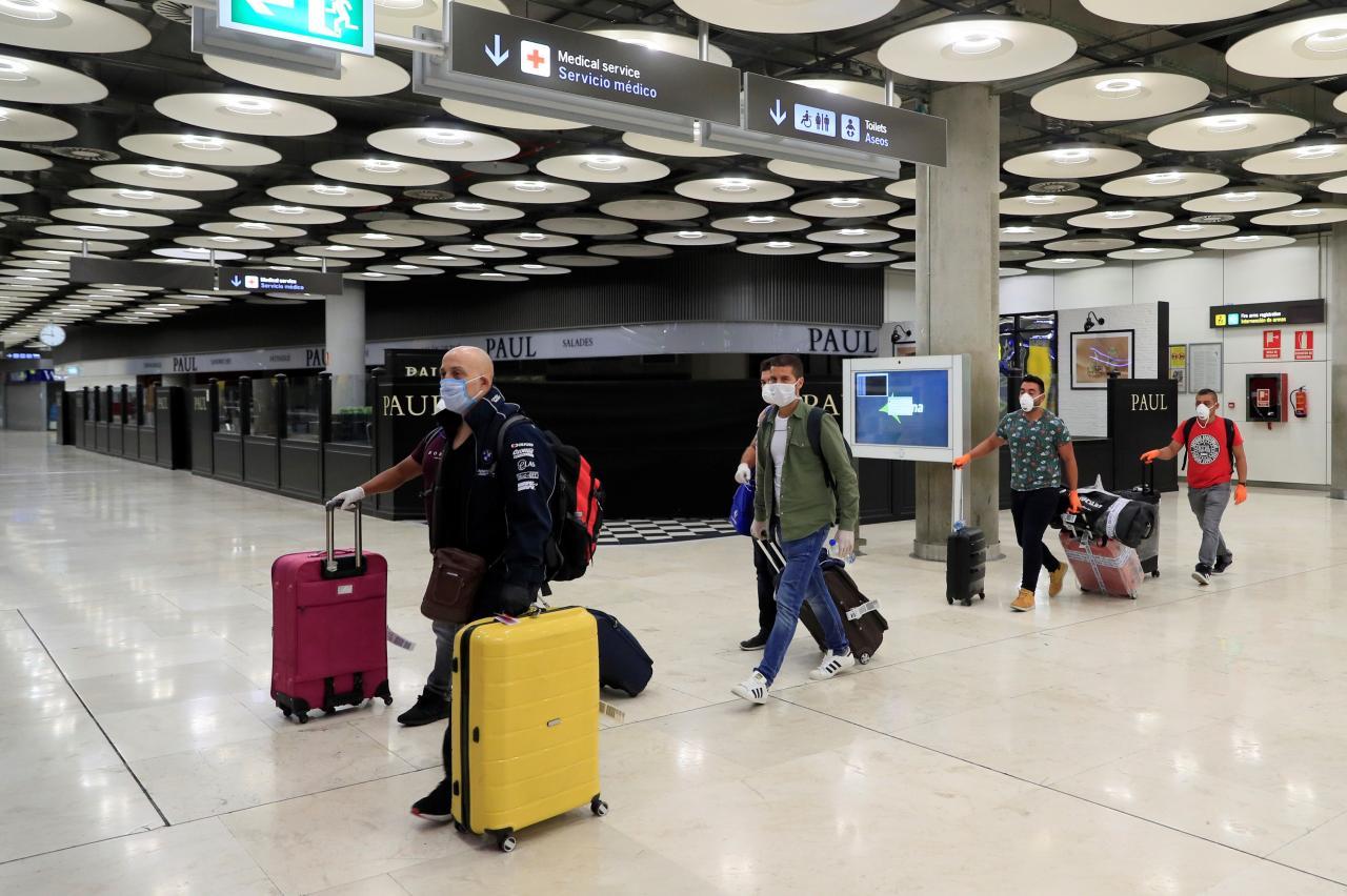 pasajeros en un aeropuerto