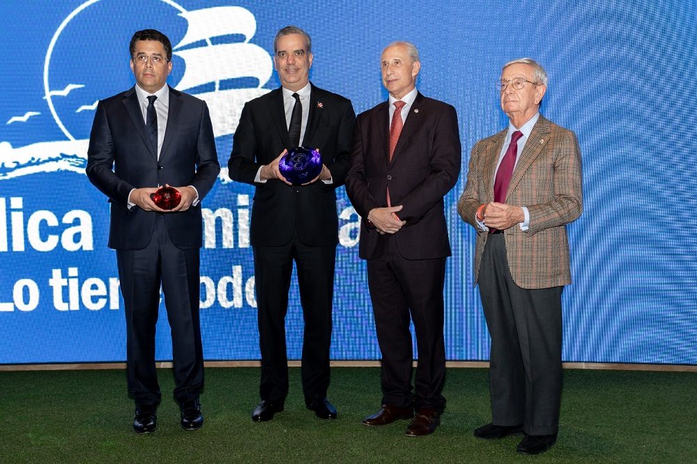 Presidente de República Dominicana, Luis Abinader, y David Collado, ministro de Turismo reciben Premio Excelencias. De izq. a der. David Collado, ministro de Turismo dominicano, Excmo. Sr. Luis Abinader, Presidente de la República Dominicana, Sr. José Carlos de Santiago, Presidente Grupo Excelencias y D. Rafael Ansón, Presidente de la Academia Iberoamericana de Gastronomía. 