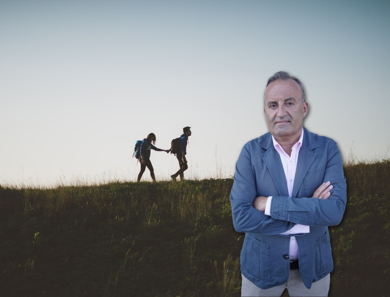 una pareja de turistas sobre una pendiente y foto de Juan Barjau