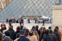 protestas frente al Museo del Louvre en París