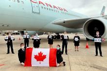 tripulación de Air Canada junto a un avión