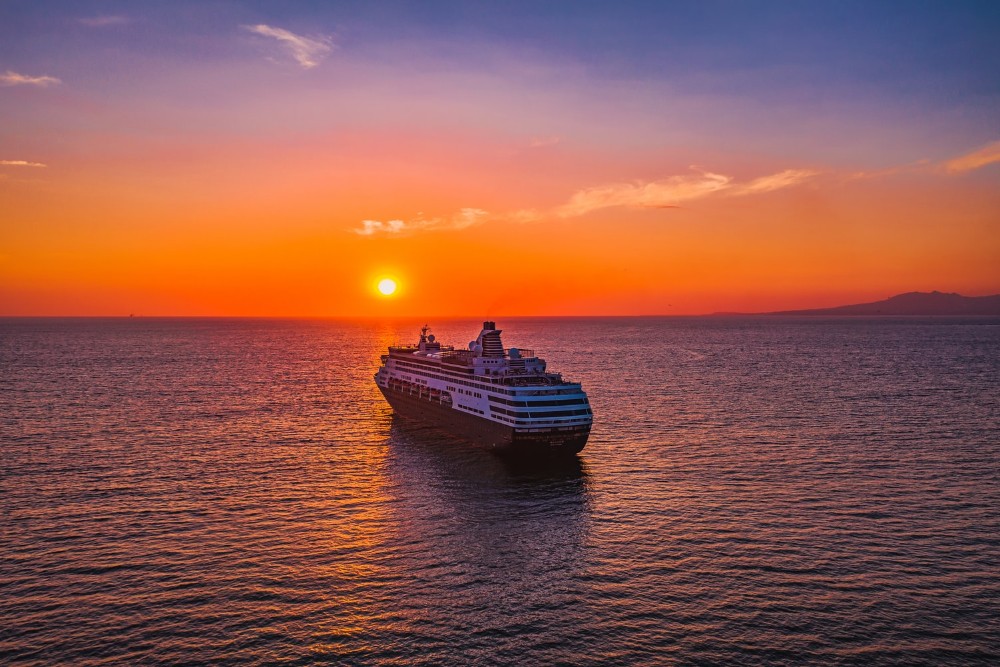 crucero navegando en el ocaso