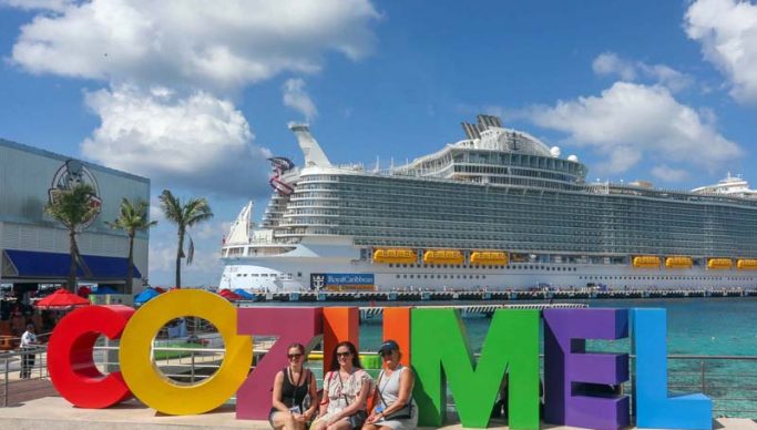 tres mujeres cartel Cozumel, crucero detrás