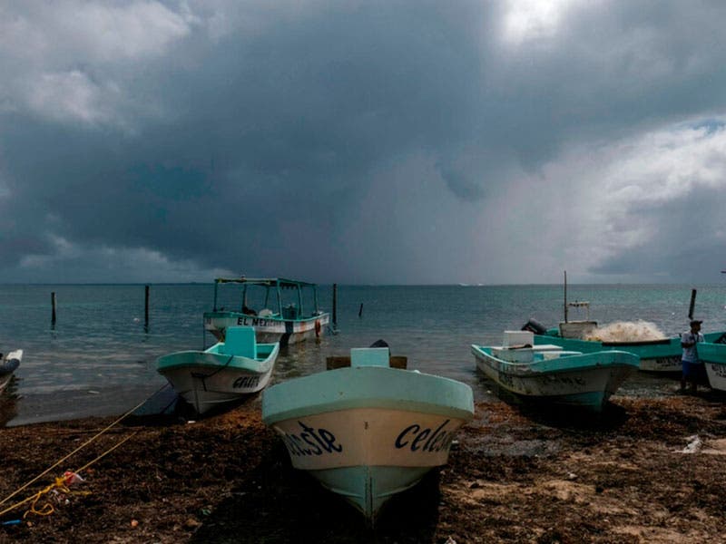 Huracán Delta, botes en la playa