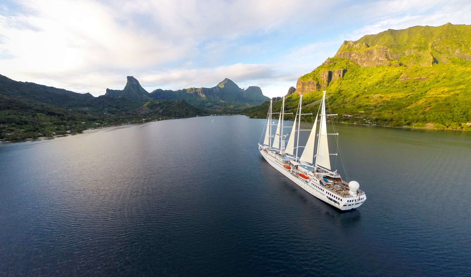 barco de Windstar Cruises en la distancia