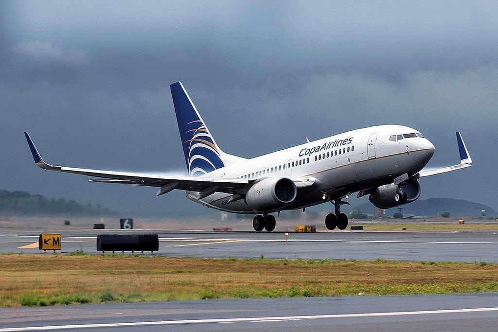 avión de Copa despegando