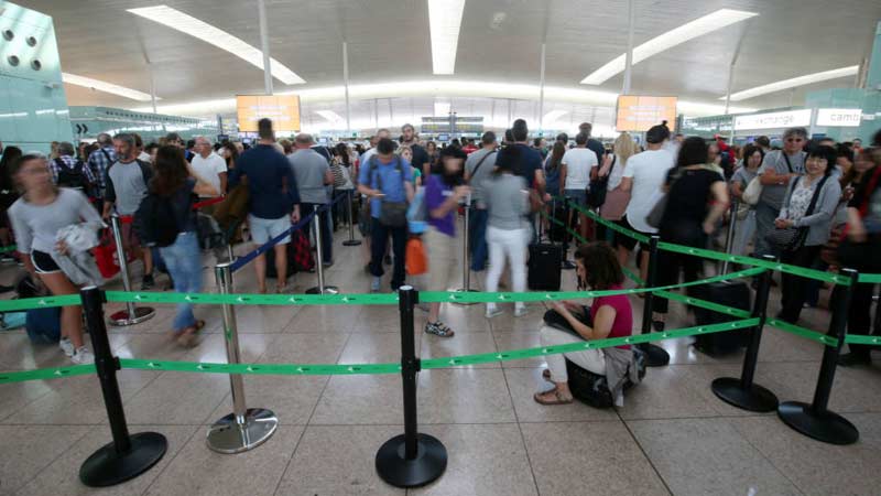 Caos en aeropuerto de Barcelona por paro de seguridad