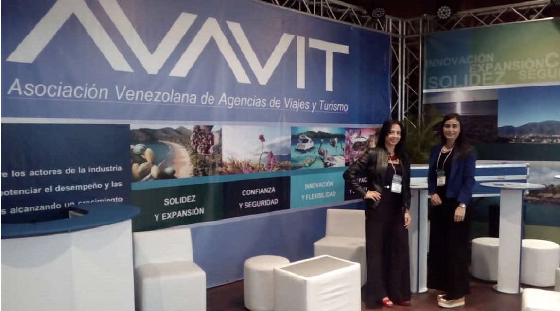 AVAVIT representantes en un stand de feria