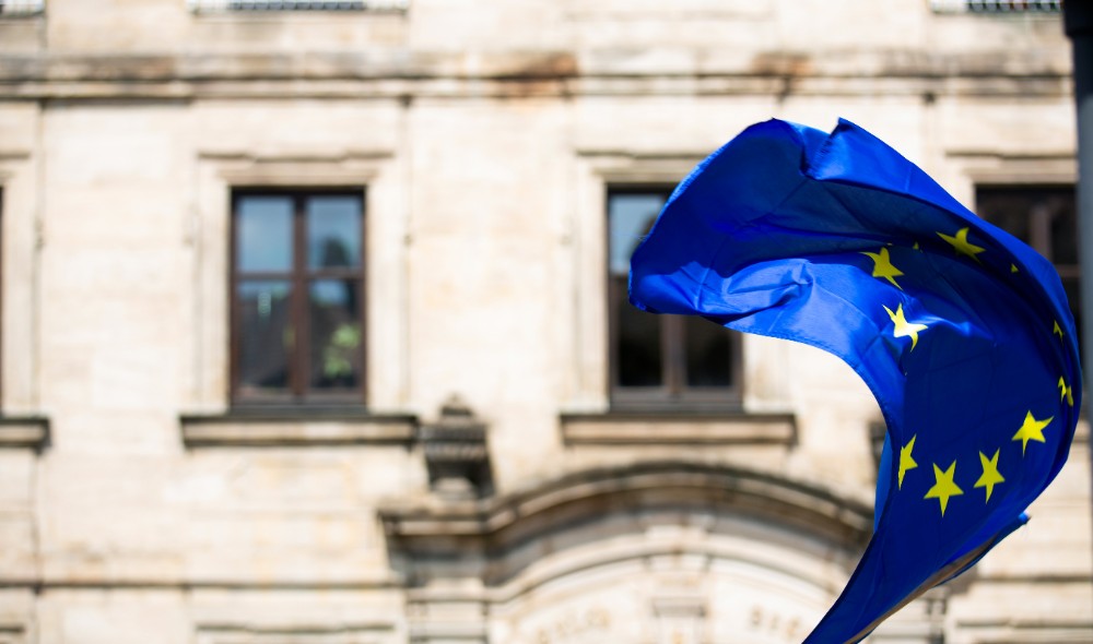 bandera de la Unión Europea, edificio en el fondo