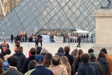 protestas frente al Museo del Louvre en París