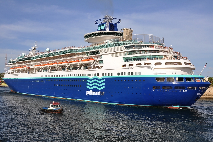 barco de Pullmantur guiado por un práctico