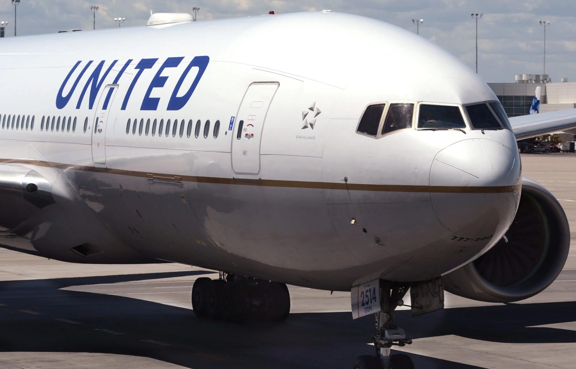 avión de United en la pista