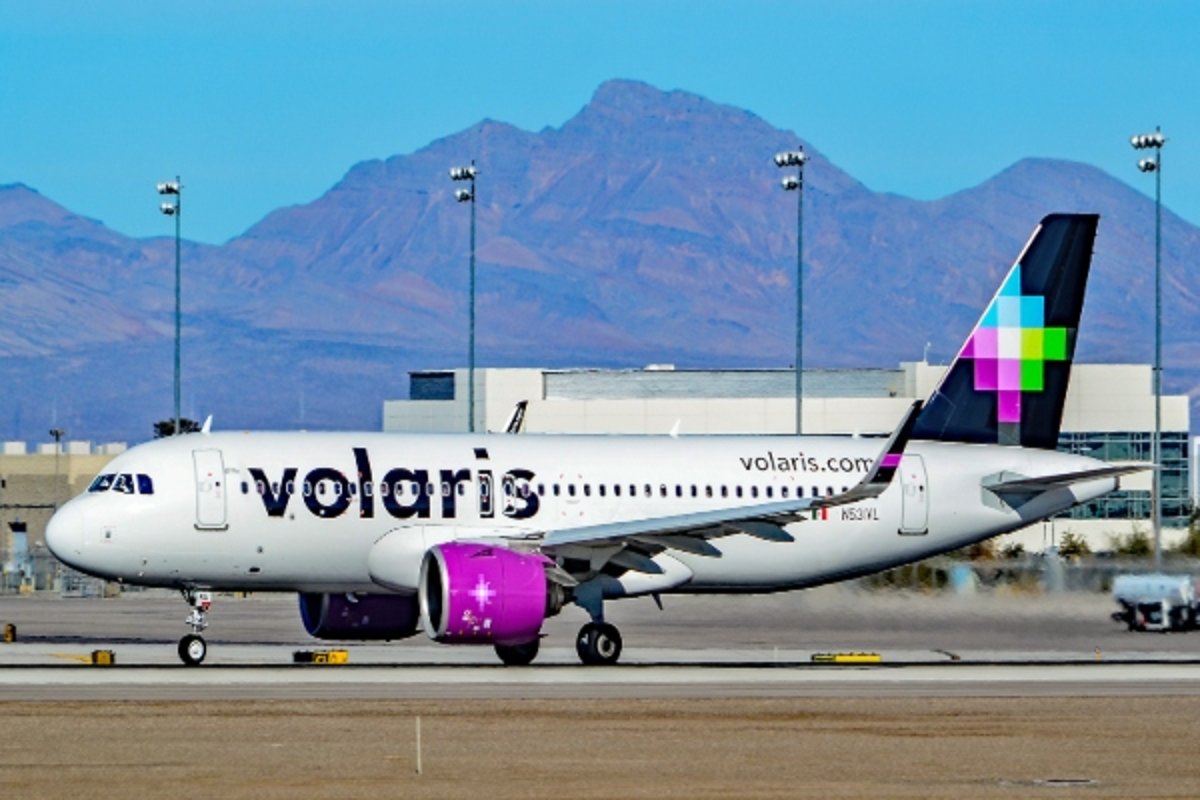 avión de Volaris en la pista