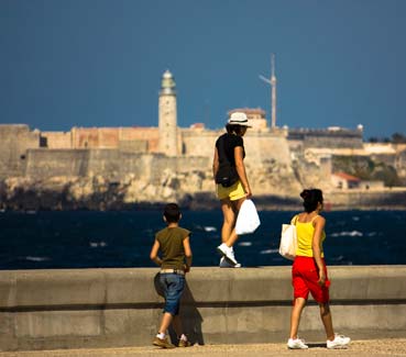 Cuba: Restricciones de la Casa Blanca a viajes de estadounidenses costaron a la isla más de mil millones en 2009